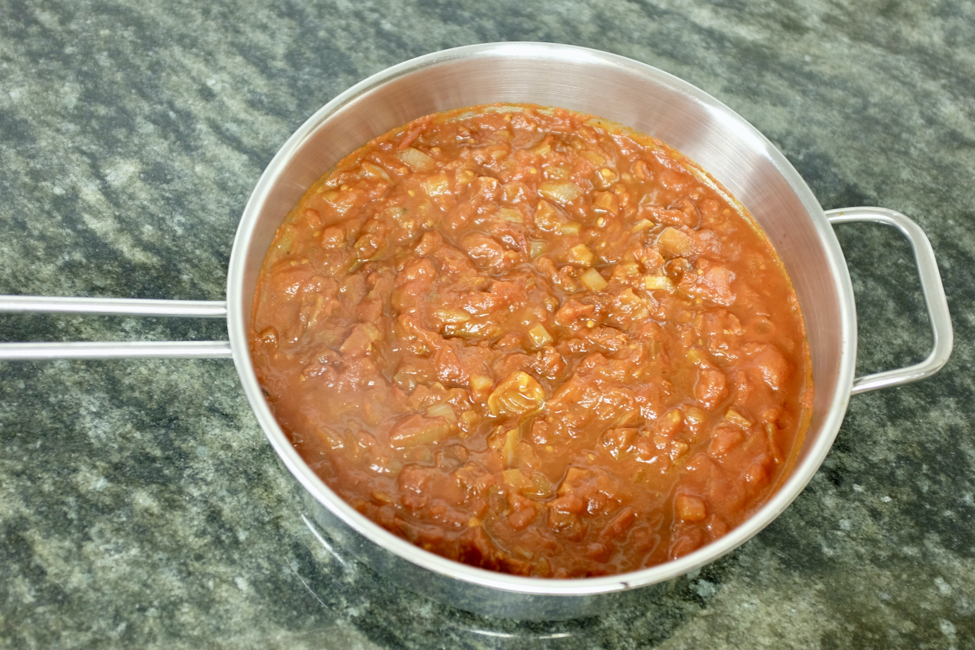 rich and strong tomato sauce with sun dried tomatoes and onion