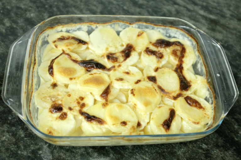 oven baked creamy garlic potatoes